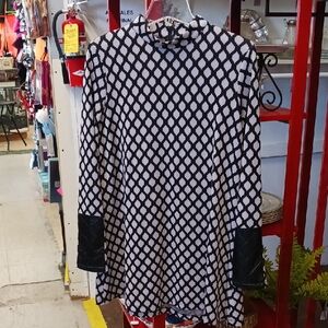 Black and White Geometric Patterned Top
